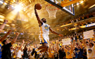 NBA总决赛篮球运动员扣篮瞬间，观众欢呼沸腾